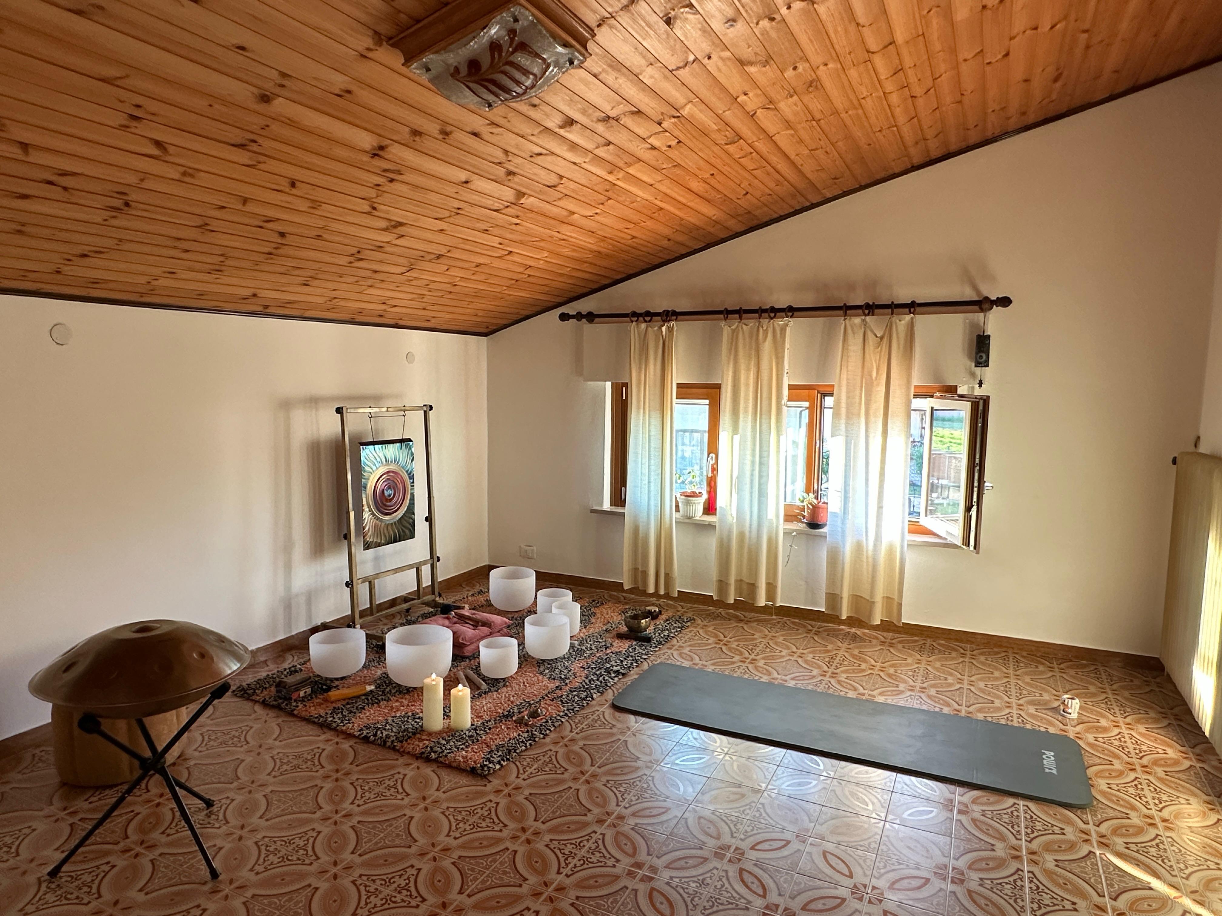 Studio di Eze a Basaldella, luce naturale e strumenti pronti per una sessione